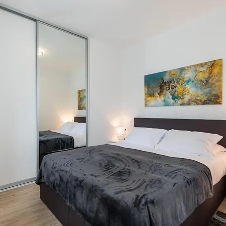 Brand New 1br Near Central Station, Old Town, Beach - 3 Minute Walking Apartamento