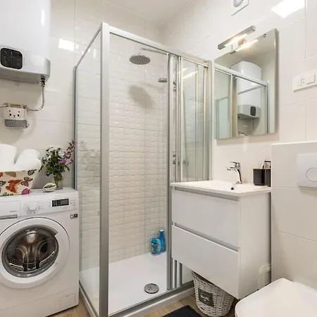 Brand New 1br Near Central Station, Old Town, Beach - 3 Minute Walking Daire Split