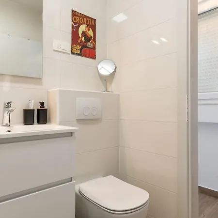 Brand New 1br Near Central Station, Old Town, Beach - 3 Minute Walking *