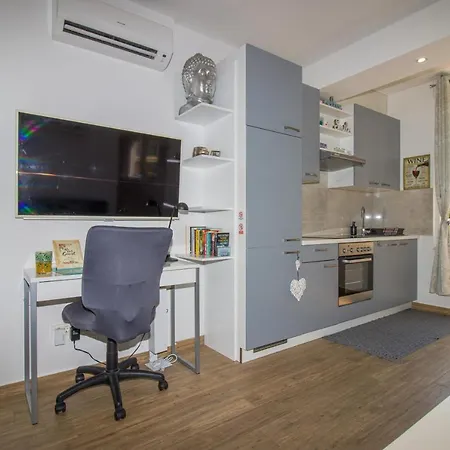 Brand New 1br Near Central Station, Old Town, Beach - 3 Minute Walking *