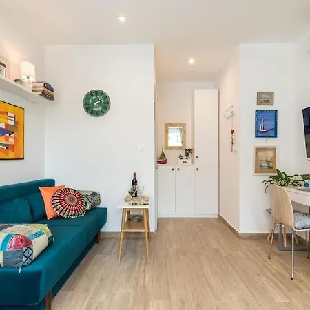 Brand New 1br Near Central Station, Old Town, Beach - 3 Minute Walking Daire *