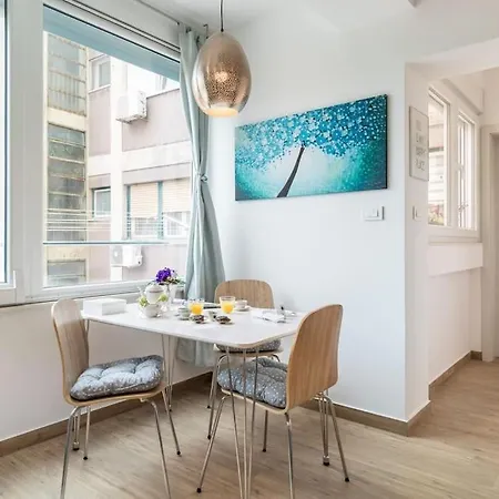 Brand New 1br Near Central Station, Old Town, Beach - 3 Minute Walking Split