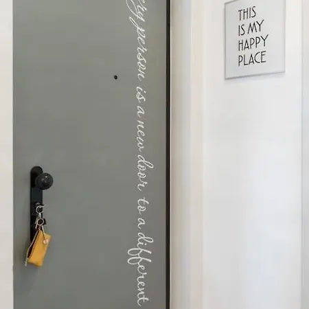 Brand New 1br Near Central Station, Old Town, Beach - 3 Minute Walking Split