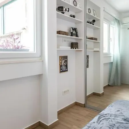 Brand New 1br Near Central Station, Old Town, Beach - 3 Minute Walking