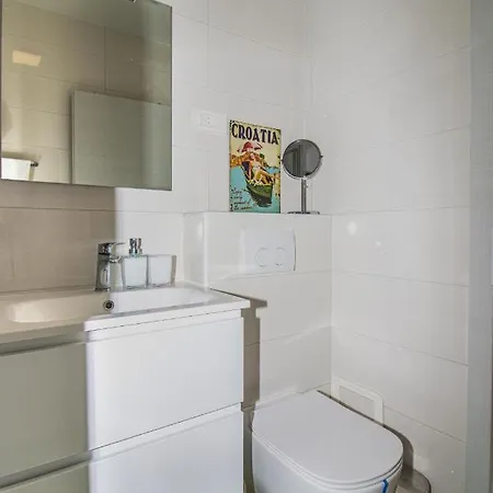 Brand New 1br Near Central Station, Old Town, Beach - 3 Minute Walking